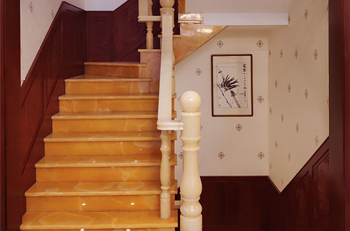 五湖渔场中式别墅室内汉白玉石楼梯的定制安装装饰效果